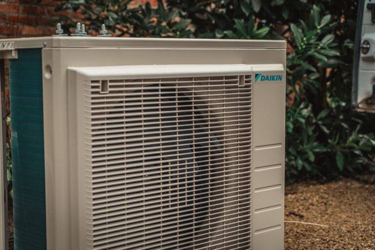 Afgewerkte installatie met Daikin-buitenunit in Boortmeerbeek