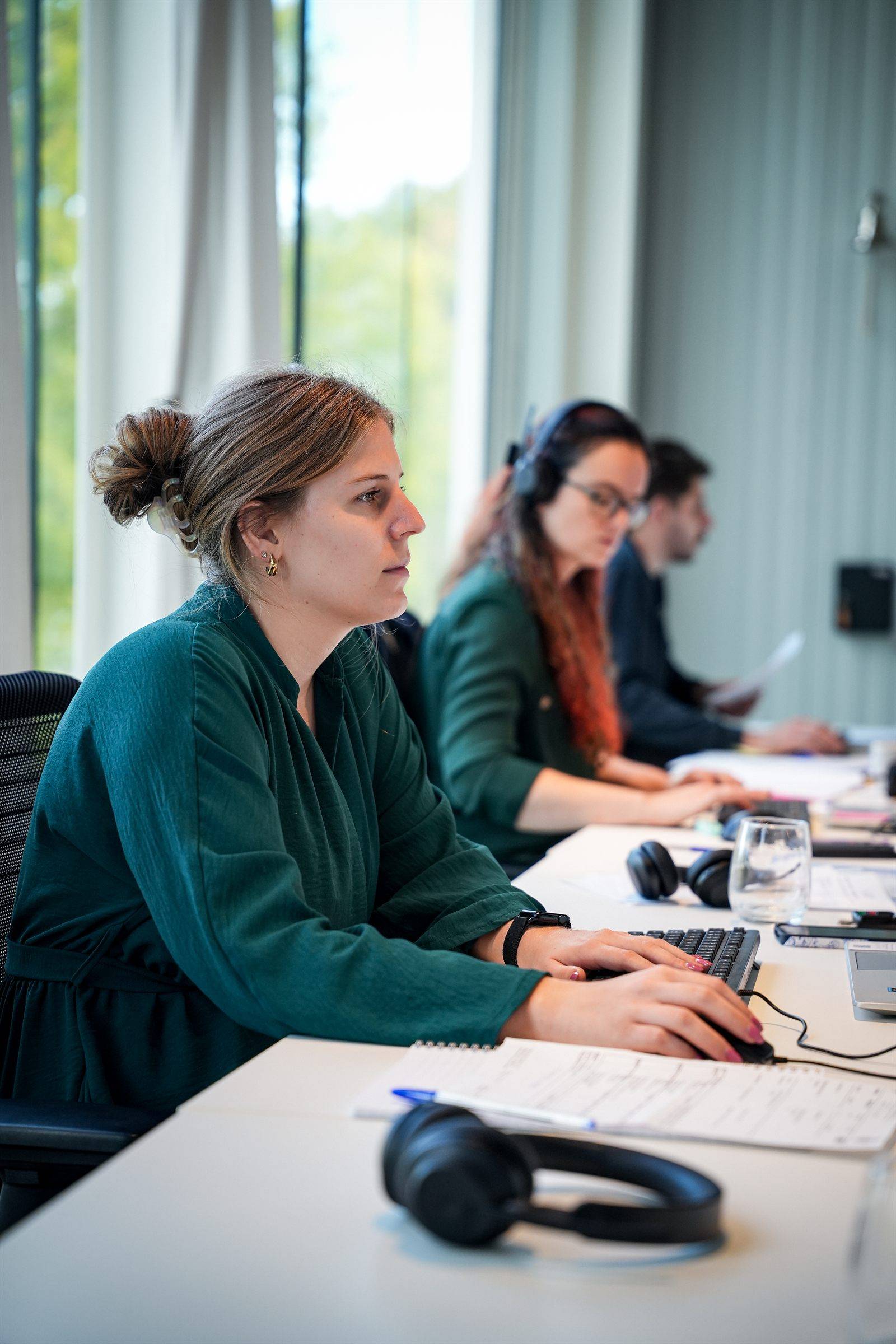 Medewerkers van de backoffice van Advanced Energy aan het werk op kantoor in Wilsele